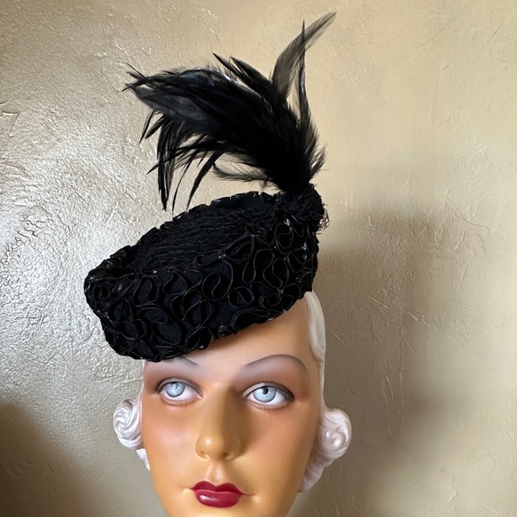 SMART 1940s\' BLACK FELT TILT HAT WITH SHINY BLACK TRIM + TALL FEATHERS main image 8